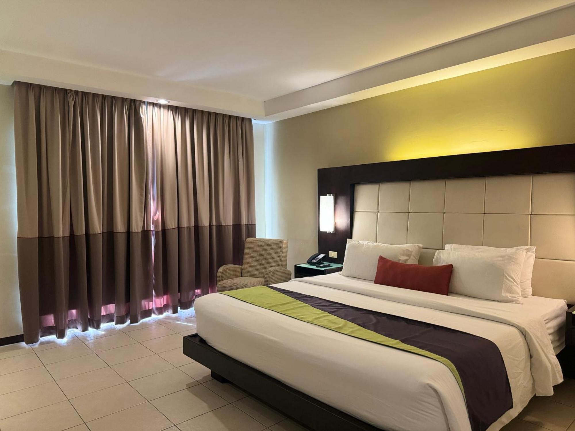 Circle Inn - Iloilo City Center Esterno foto